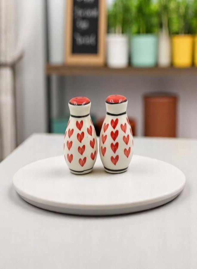 THE POTTERY MUSE طقم رشاشات ملح وفلفل من السيراميك من ذا بوتري ميوز بنقشة قلوب حمراء - طقم من قطعتين، قاعدة بيضاء، ديكور طاولة المطبخ، رشاشة توابل، رشاشة رقائق الفلفل الحار ورشاشة توابل الأوريجانو - Image 1